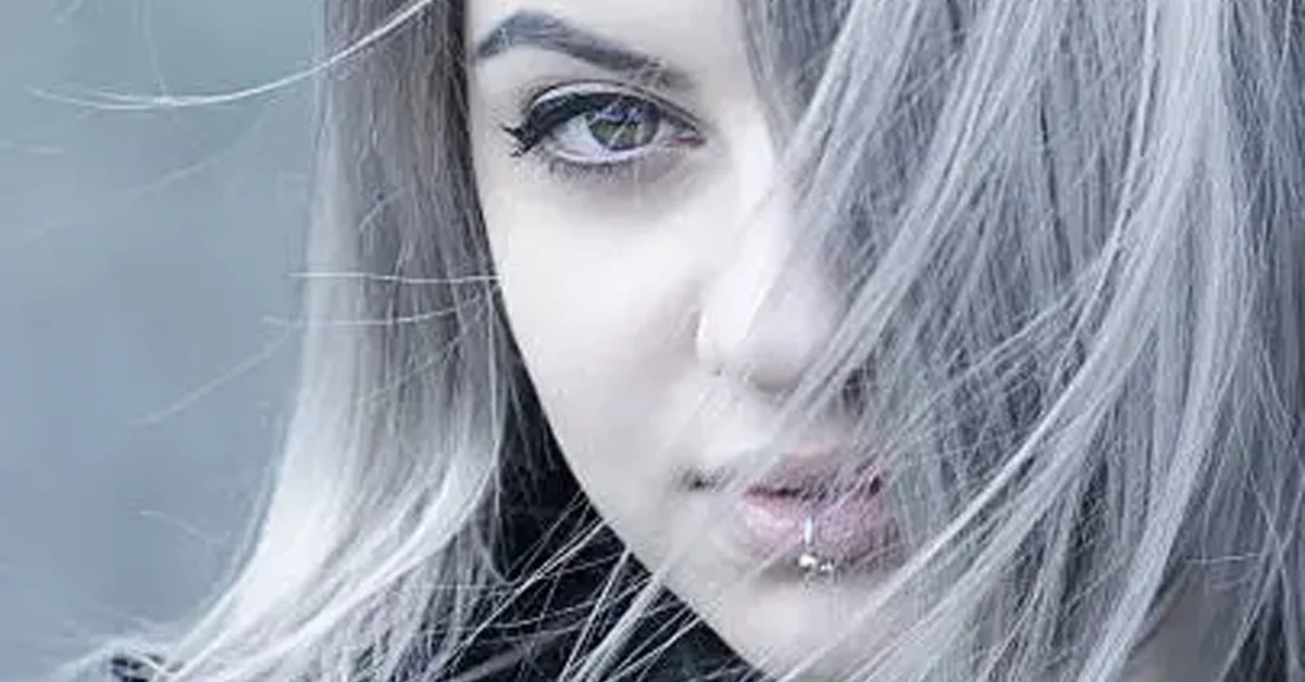 vertical labret piercing